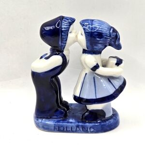 Delfts Blue Hand Painted Boy and Girl Kissing Couple Holland Figurine 3.5 in